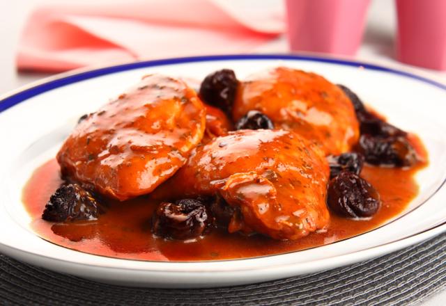 Sobrecoxas assadas com ameixa, vinho madeira e suco de laranja