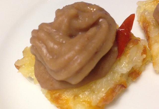 Canapé de arroz e feijão