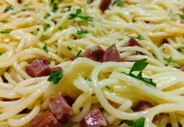 Macarrão alho e óleo com linguiça calabresa