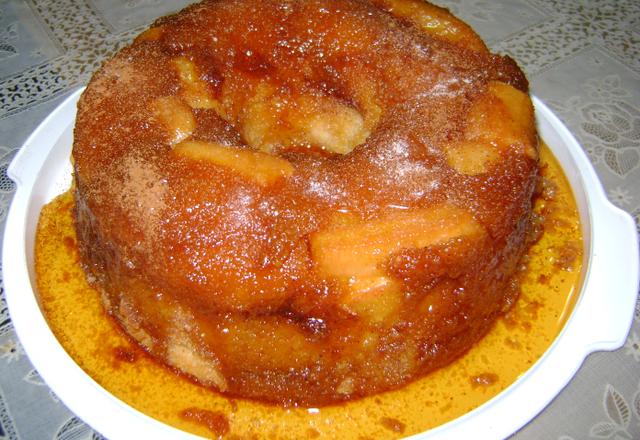 Bolo de banana com calda