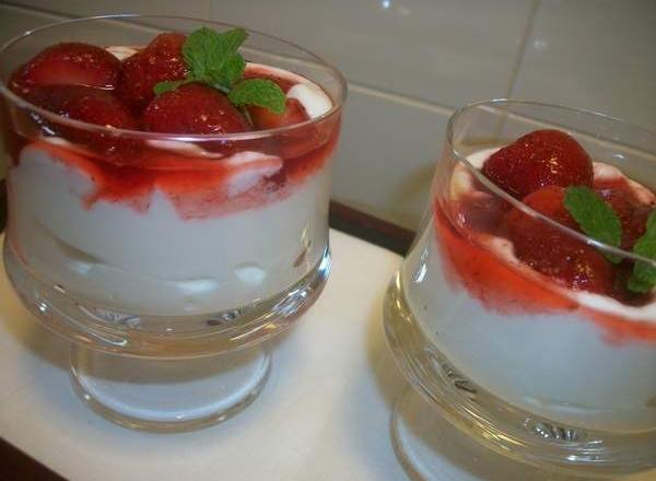 Sobremesa rápida de morango com creme