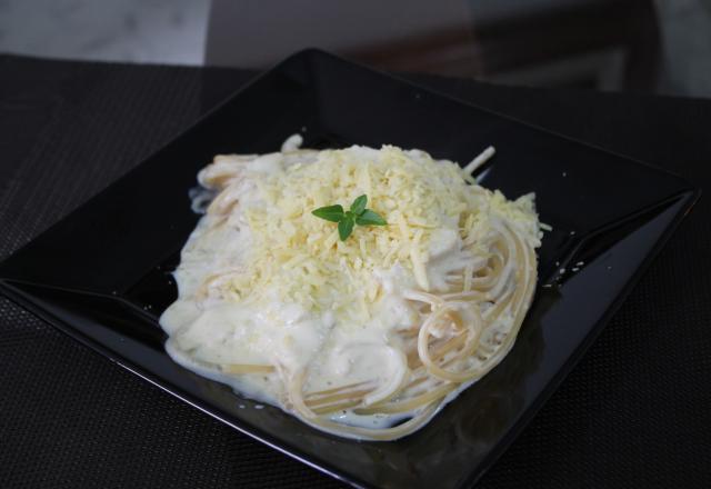 Macarrão ao molho de queijos e champignon