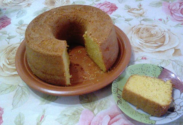 Bolo de laranja com fubá