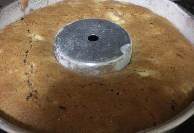 Bolo de maçã, canela, castanha e uvas-passas