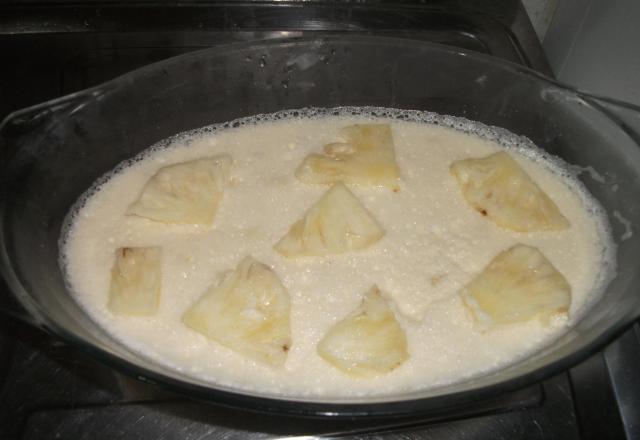 Mousse de abacaxi com pedaços da fruta
