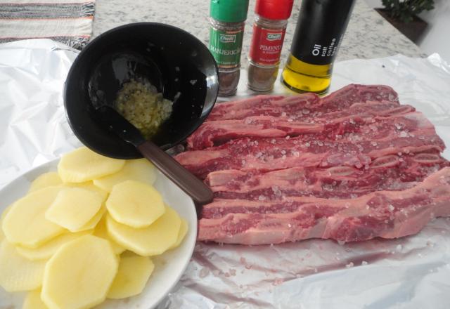 Costela ao bafo com alho e batatas