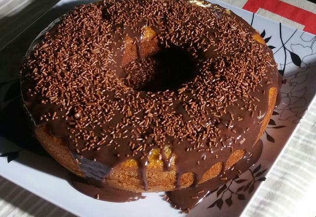 Bolo de cenoura fofinho com cobertura de chocolate