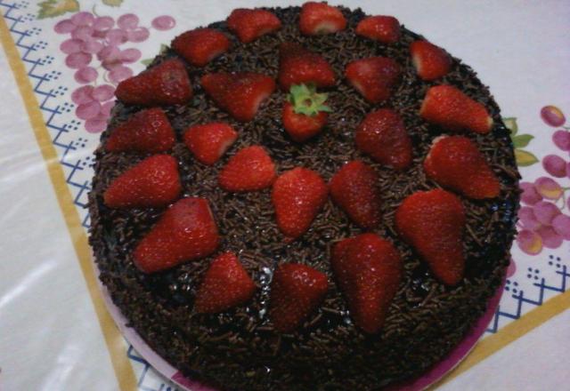 Bolo de chocolate com morango
