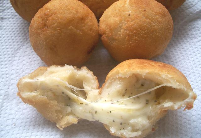 Bolinho de pizza 4 queijos do Marcelo