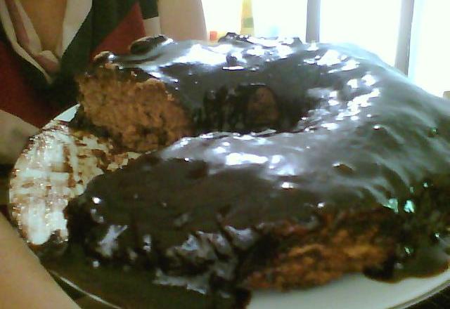 Bolo de chocolate sem ovos com calda