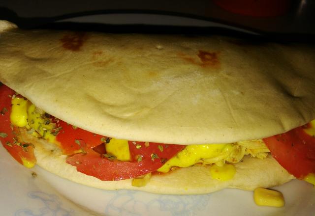 Sanduíche de frango no pão árabe