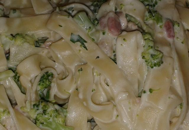 Penne com bacon e brócolis