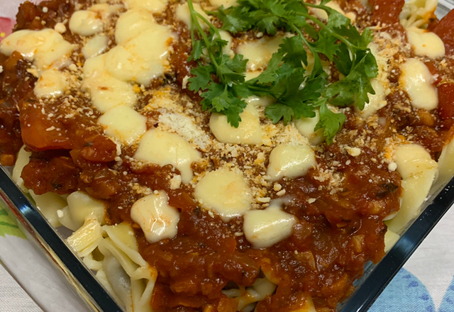 Macarrão Capeletti ao molho de tomate.