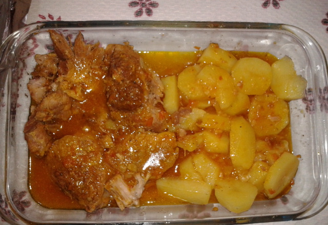 Pernil na pressão com batatas