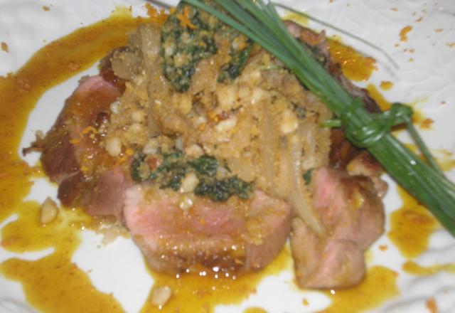 Peitos de patos ao molho de tangerina e curry com farofa de castanha de caju