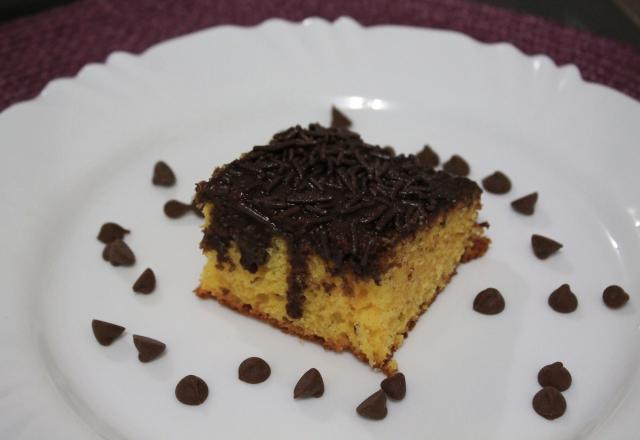 Bolo de cenoura com maçã e gotas de chocolate