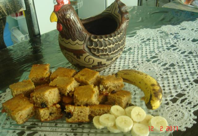 Bolo de banana com frutas cristalizadas