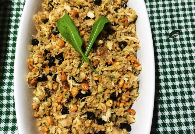 Farofa de frango, passas e castanhas