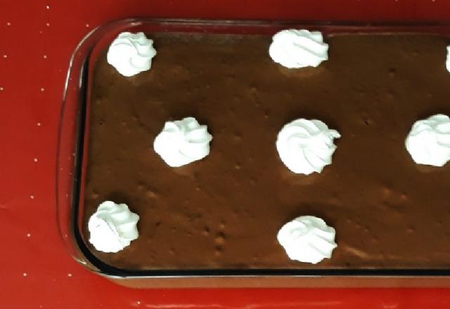 Sobremesa de suspiro com chocolate