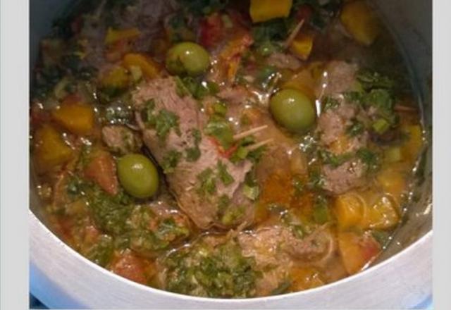 Bife a rolê com linguiça e cenoura