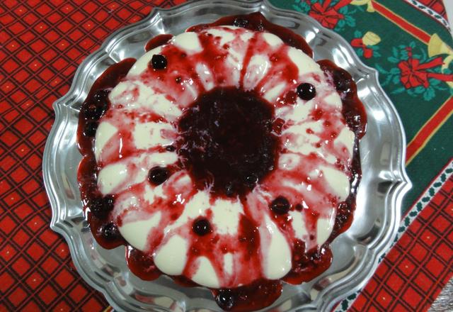 Pudim de geladeira com calda de frutas vermelhas do Kiko