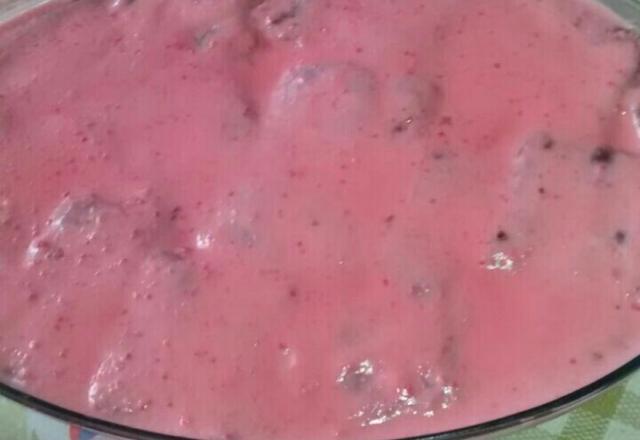 Bolo mousse de morango e chocolate