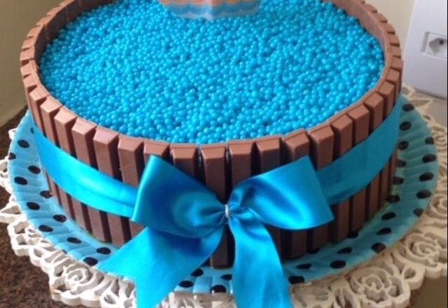 Bolo de aniversário com kit kat