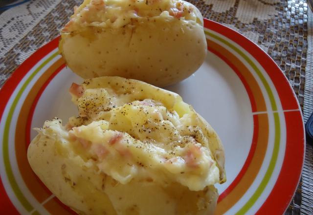 Batata recheada com requeijão e bacon