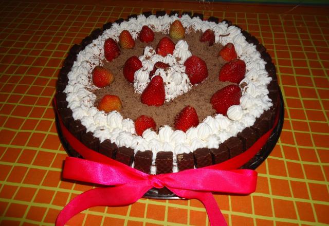 Bolo de chocolate e morango com Twix