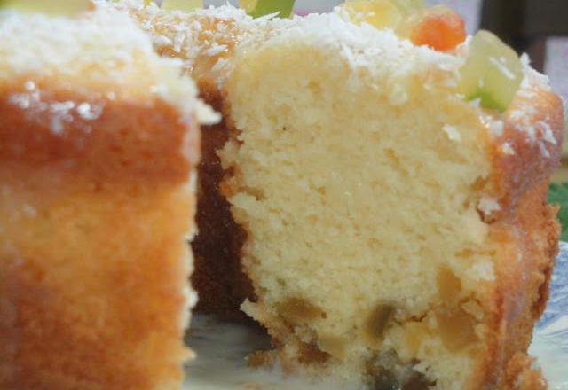 Bolo de coco com frutas