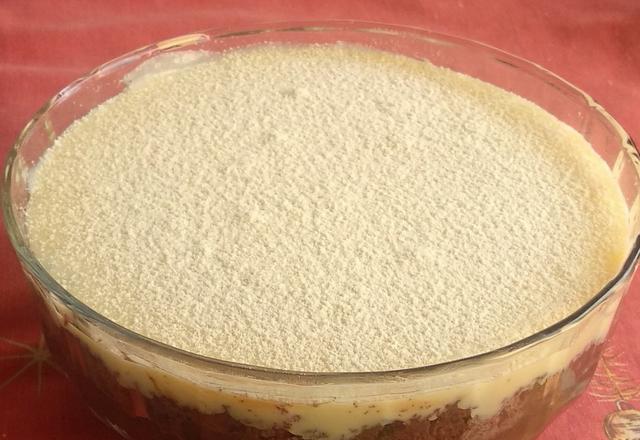 Bolo de travessa de brigadeiro e leite ninho