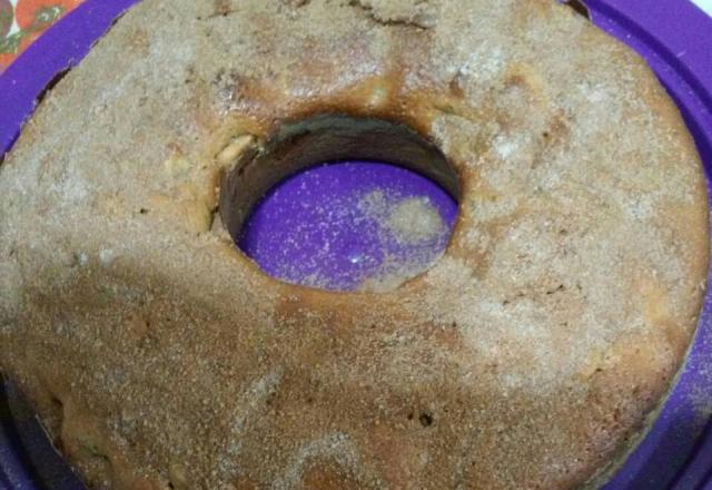 Bolo de maçã com cascas e uva passas