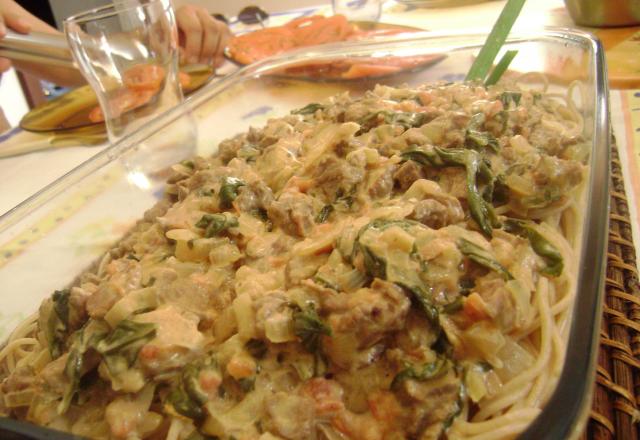 Macarrão integral com molho de carne com espinafre