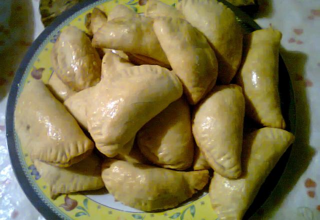 Pastel com massa de requeijão assado