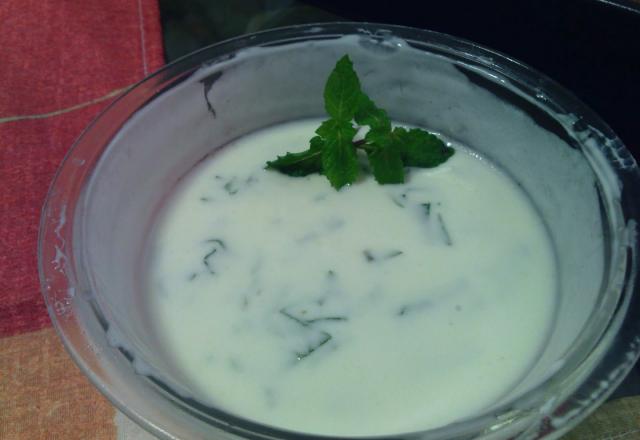 Molho de iogurte e manjericão
