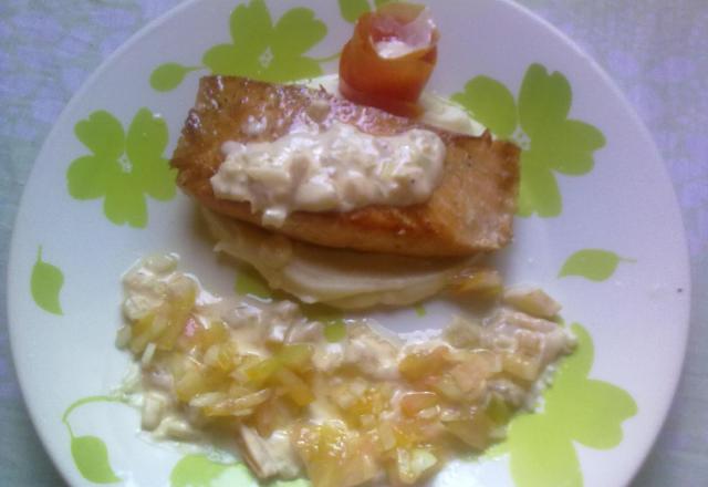 Salmão e purê de batatas ao vinagrete encorpado