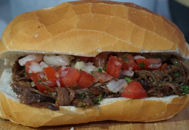 Lanche de costela gaúcha desfiada