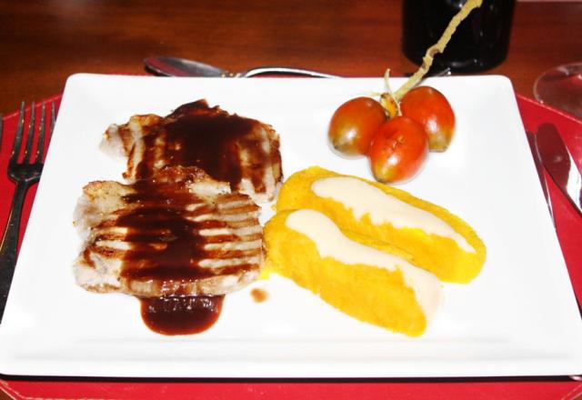 Lombo suíno com purê de pupunha ao molho de açaí