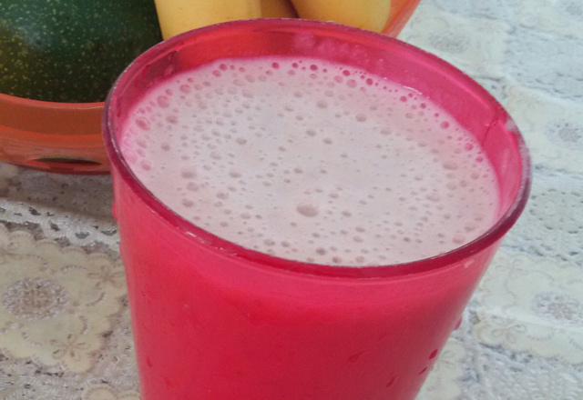 Vitamina de banana com leite  e morango