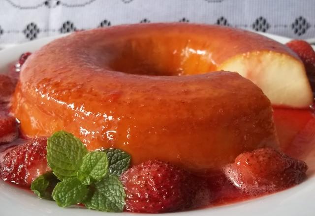 Pudim de iogurte com calda de morango