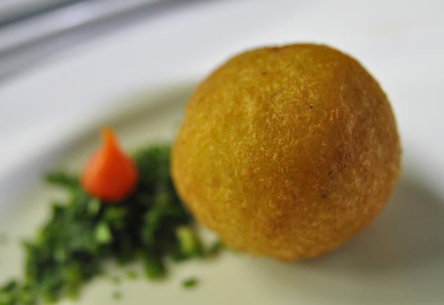 Bolinho de mandioca com recheio de carne seca