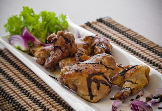 Coxa e sobre coxa de frango assada ao vinho