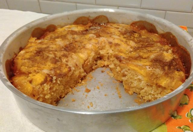 Bolo coberto com banana sem ovo, sem glúten e sem lactose