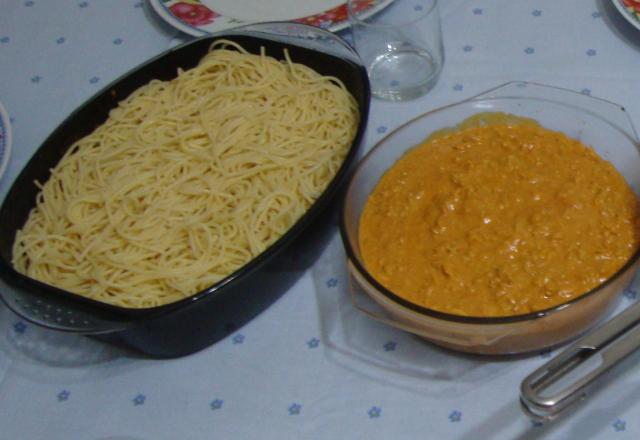 Macarrão ao molho estrogonofe