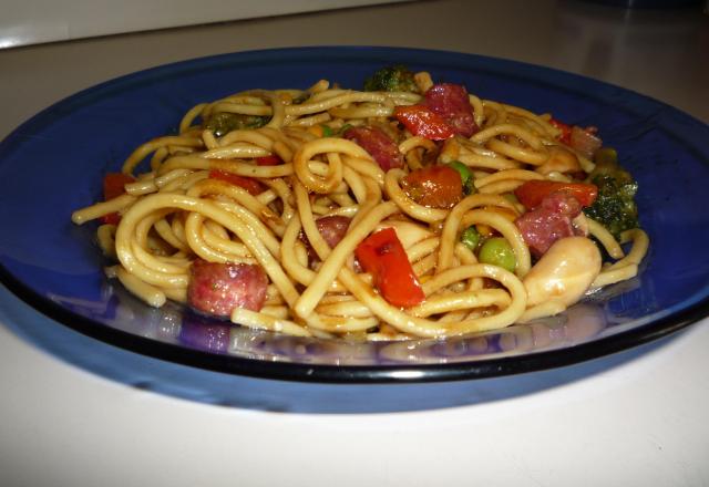 Yakisoba com linguiça