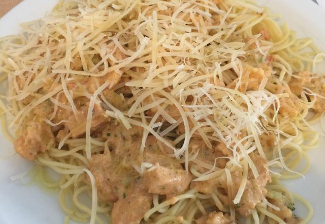 Macarrão delicioso com brócolis e frango
