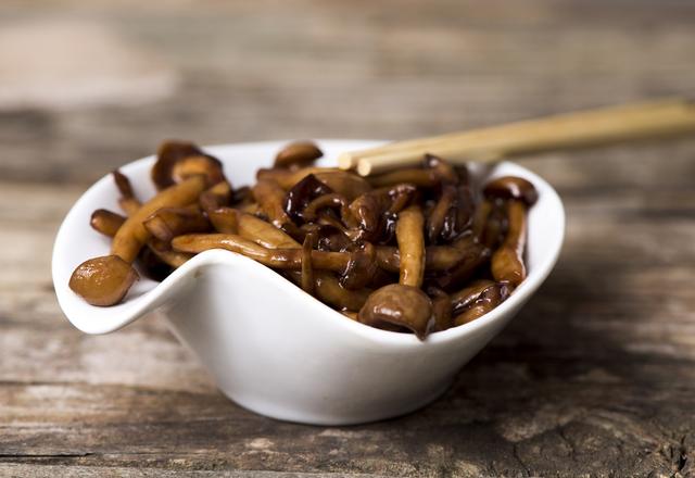 Cogumelo shimeji frito na manteiga