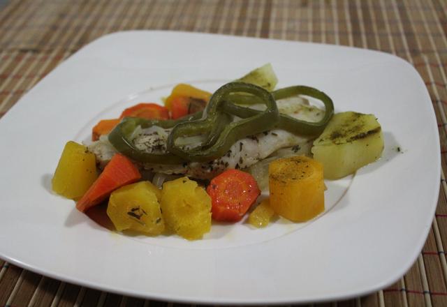 Filé de peixe com legumes