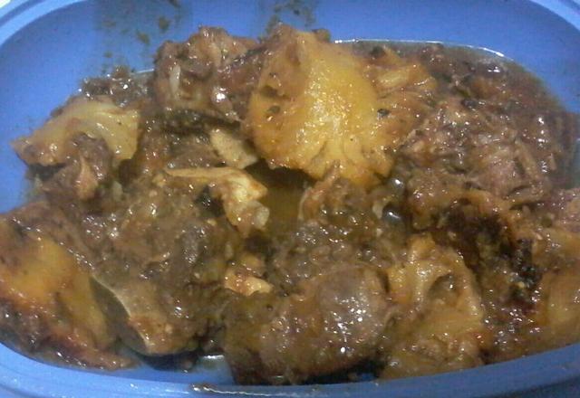 Costela na panela de pressão com fatias de abacaxi