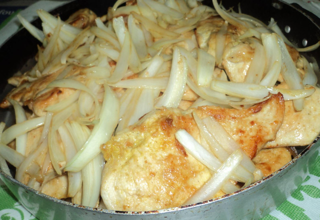 Filé de frango acebolado